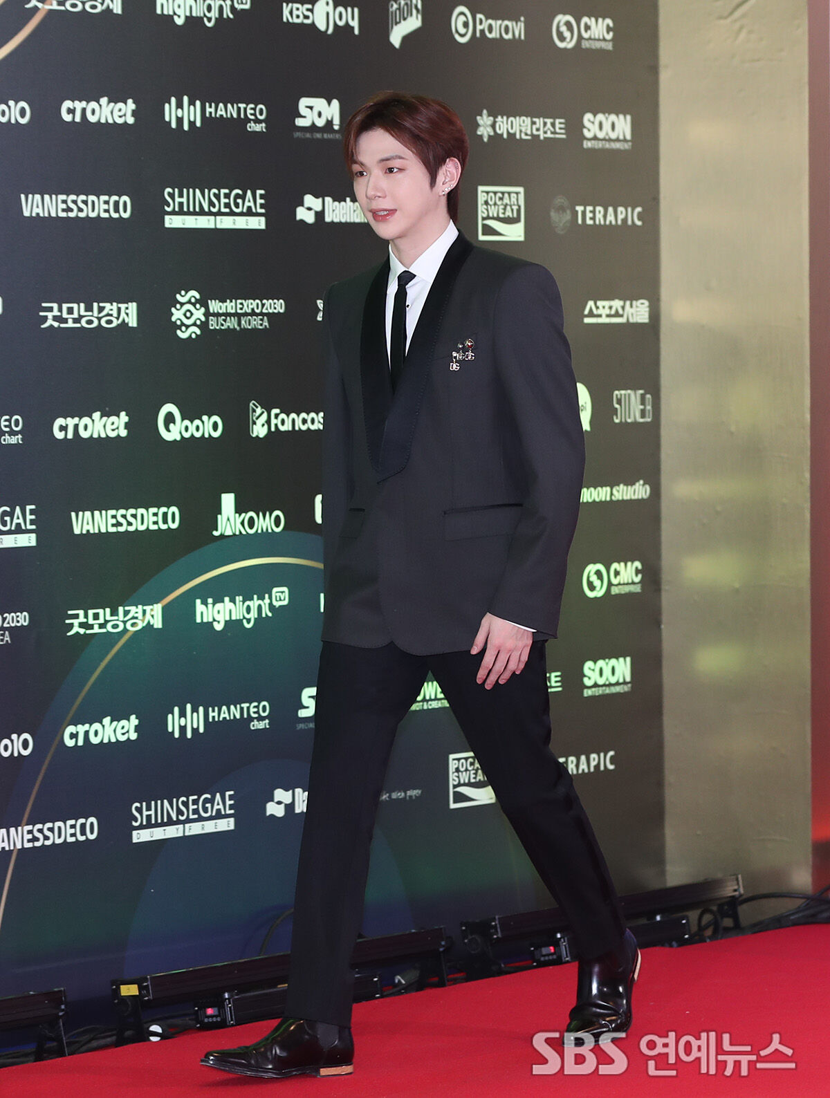 Kang Daniel waves to fans on the red carpet