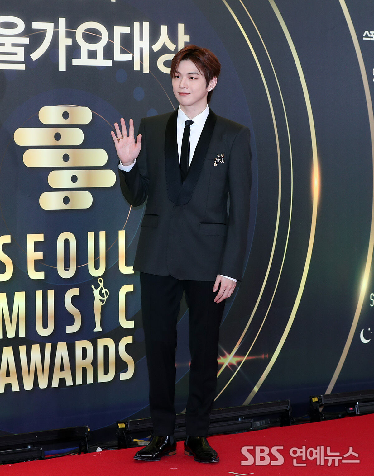 Kang Daniel flashes a heart sign