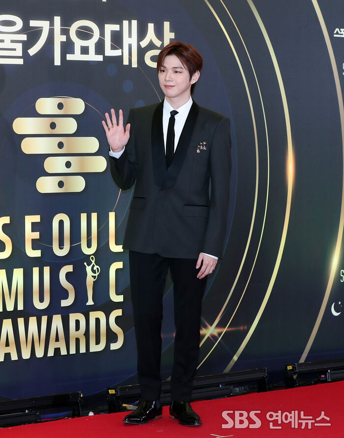 Kang Daniel flashes a heart sign