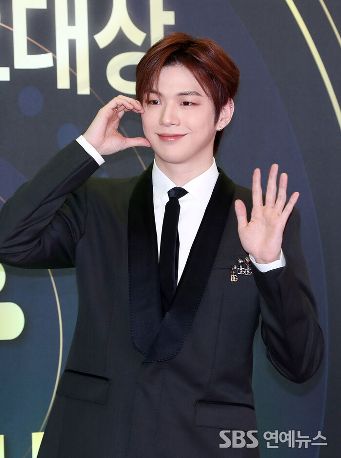 [Throwback] KANG DANIEL Nails the Red Carpet: Heart Signs, Waves and All