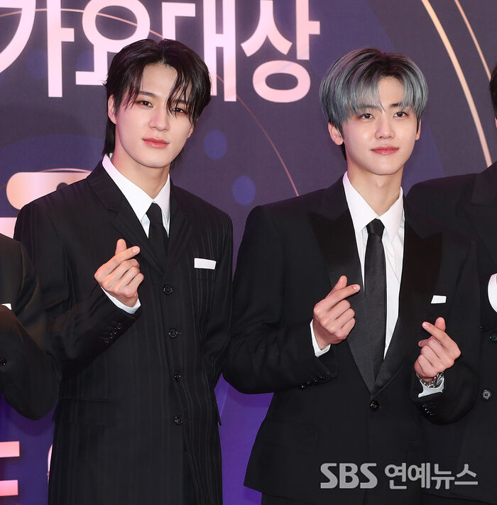 [Throwback] NCT's JENO and JAEMIN Flood the Red Carpet With Heart Hands