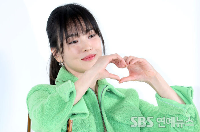 [Throwback] Song Hyekyo Serves Luxe Glam and a Sweet Heart Pose