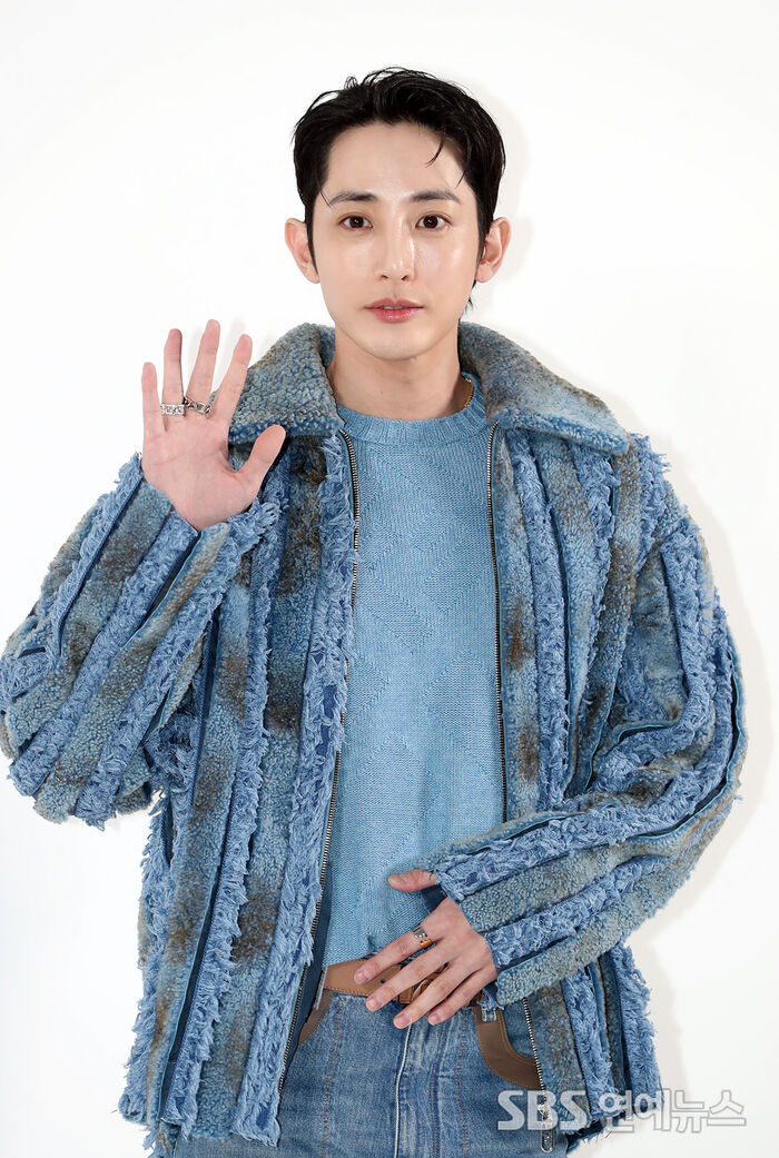 [Throwback] Lee Soo-hyuk Turns Heads With Sculptural Looks at Seoul Fashion Event