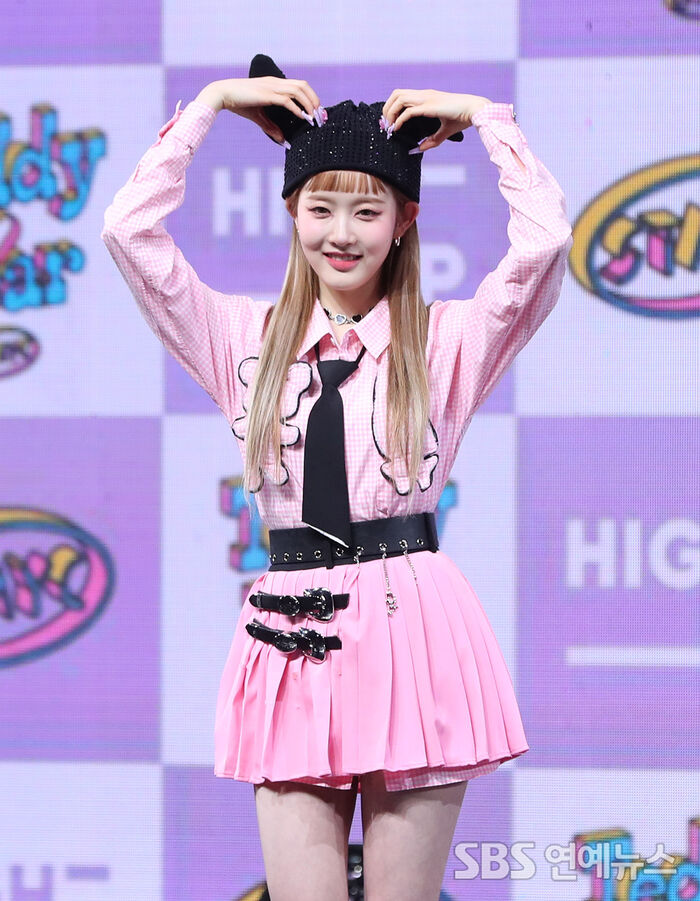 [Throwback] STAYC's Sieun Is Pretty in Pink, Flashes a Heart Sign