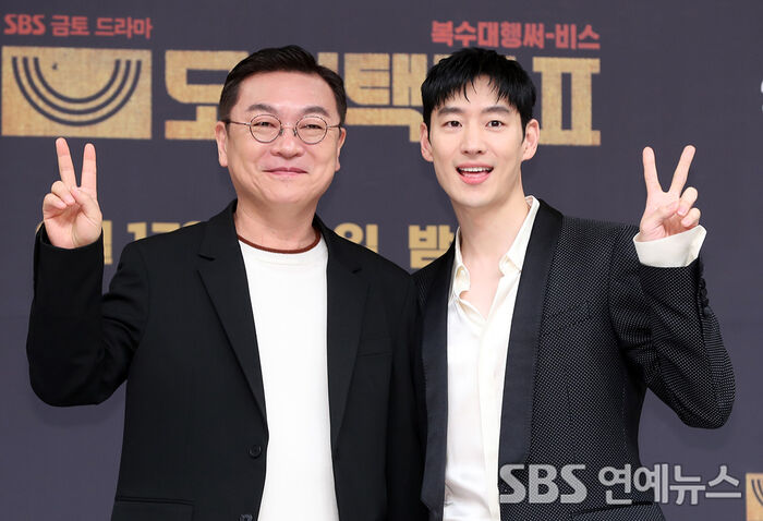 [Throwback] Kim Eui-sung and Lee Je-hoon Are Back Behind the Wheel for Taxi Driver Season 2