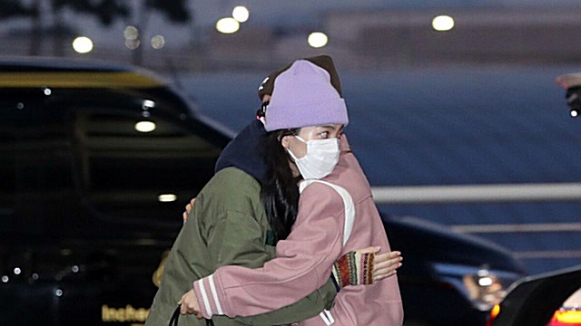 [E포토] 카라 강지영-허영지, '오랜만에 반갑게 포옹'