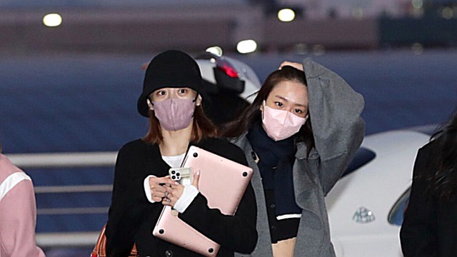 [E포토] 카라 니콜-한승연, '마스크로 가려도 빛나는 미모'