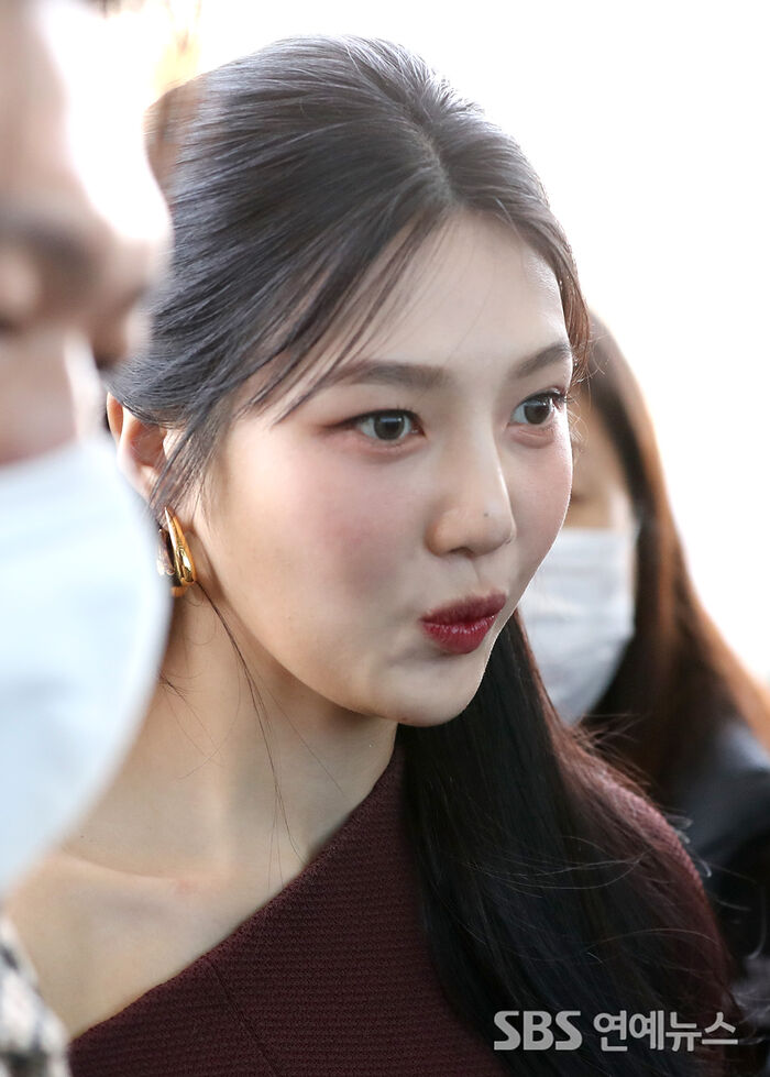 [Throwback] JOY of Red Velvet Jets to Milan Fashion Week, Camera-Ready