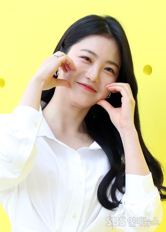 [Throwback] Shin Yeeun Makes Hearts Melt With Heart-Hands Pose