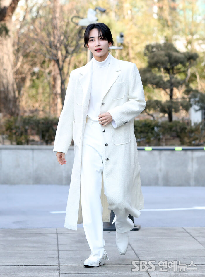 [Throwback] JEONGHAN of SEVENTEEN Dazzles in All-White at Seoul Fragrance Event