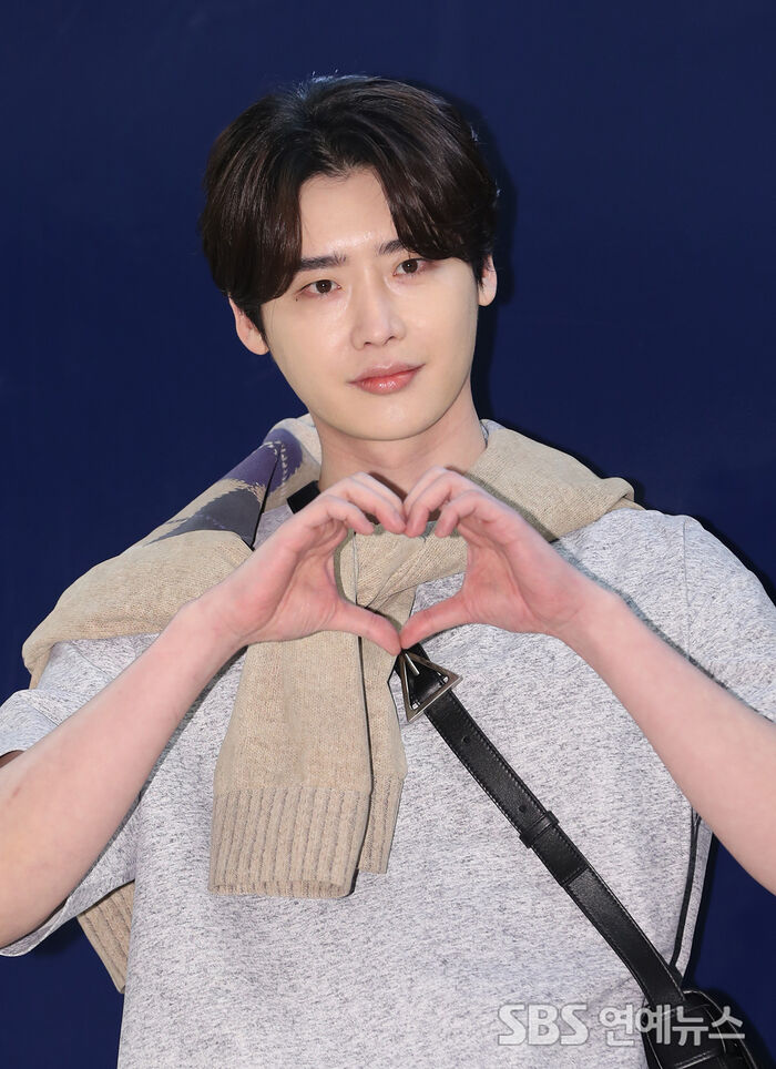 [Throwback] Lee Jong-suk Makes First Public Appearance Since Confirming Romance With IU