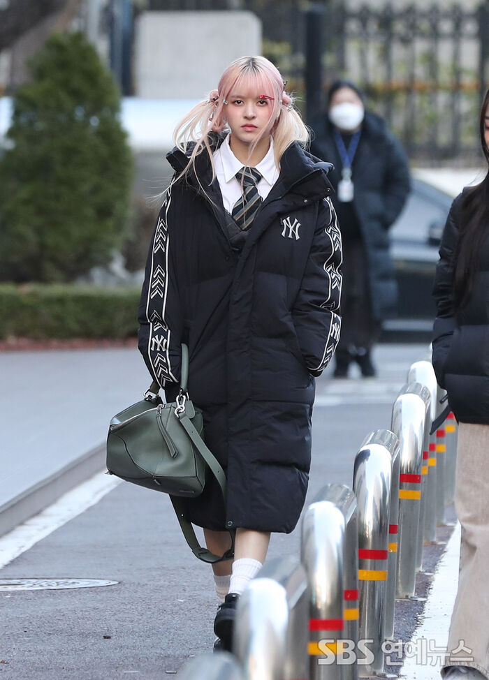 [Throwback] LILY of NMIXX Turns Heads With Hot-Pink Hair