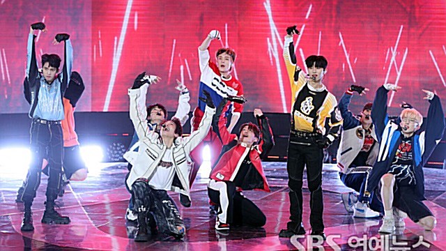 [E포토] 싸이커스, '10인이 펼치는 퍼포먼스 맛집'