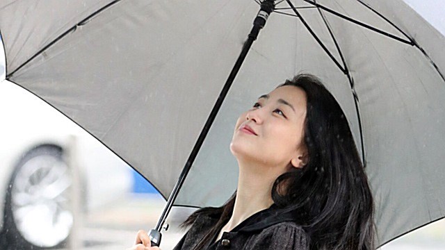 [E포토] 박하선, '봄비가 반가운 소녀'