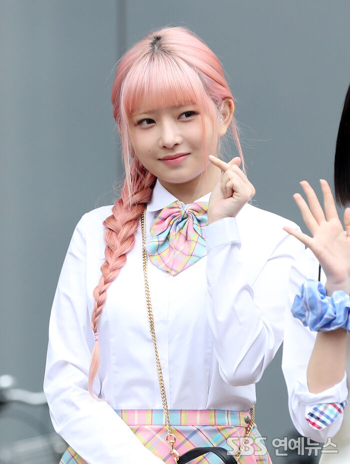 [Throwback] REI of IVE Stuns in Pink at JTBC Taping