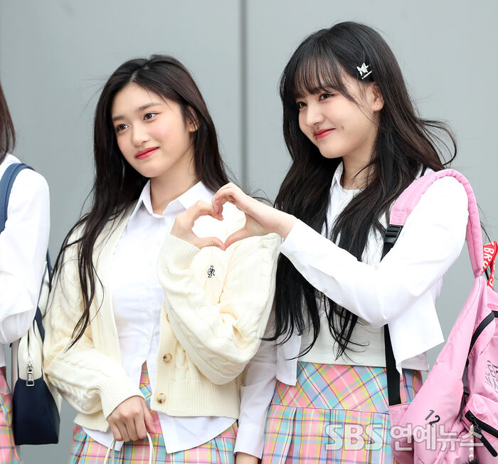 [Throwback] IVE's LEESEO and LIZ Share a Sweet Heart Pose