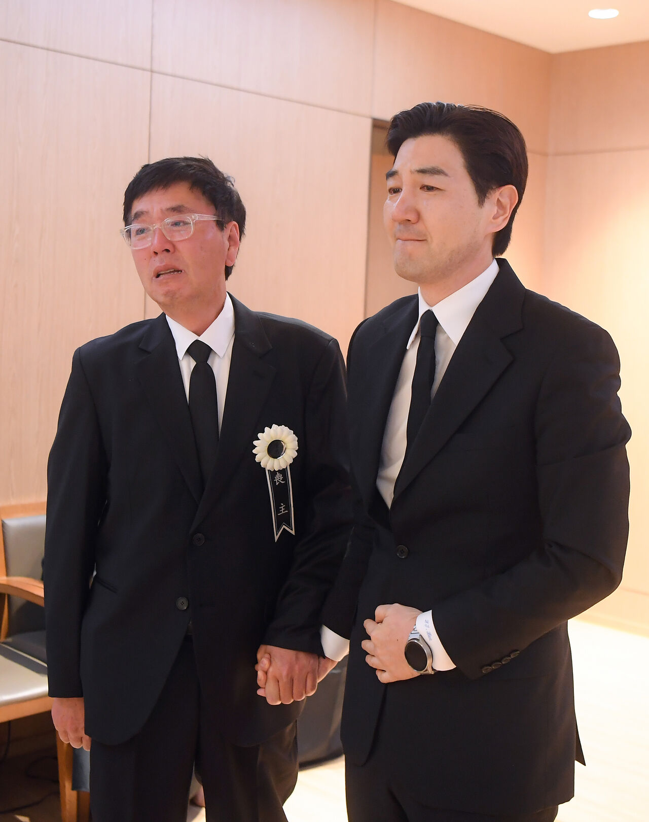 원로가수 현미, 장례절차 시작...미국서 도착한 아들 '오열'