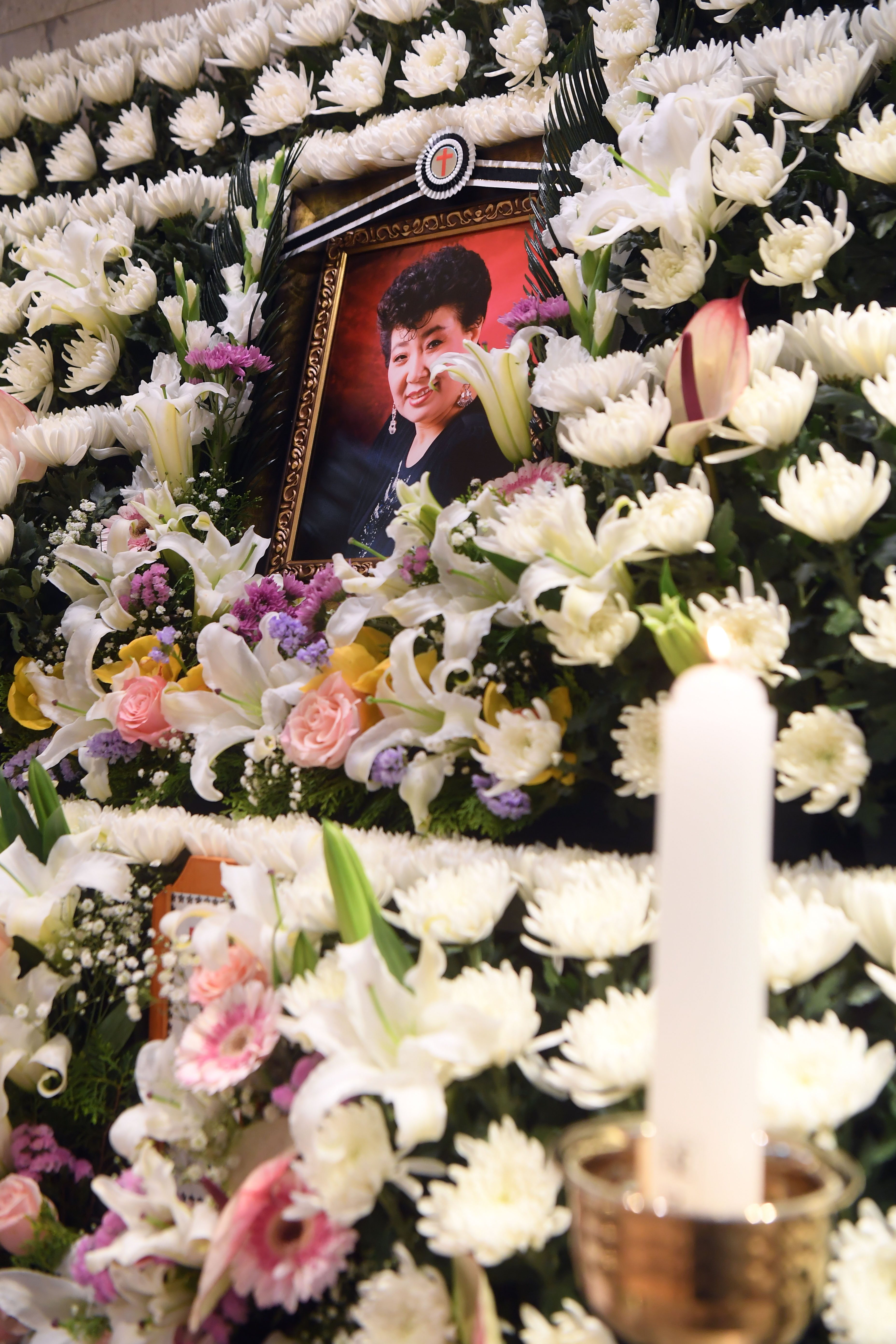 원로가수 현미, 장례절차 시작...미국서 도착한 아들 '오열'