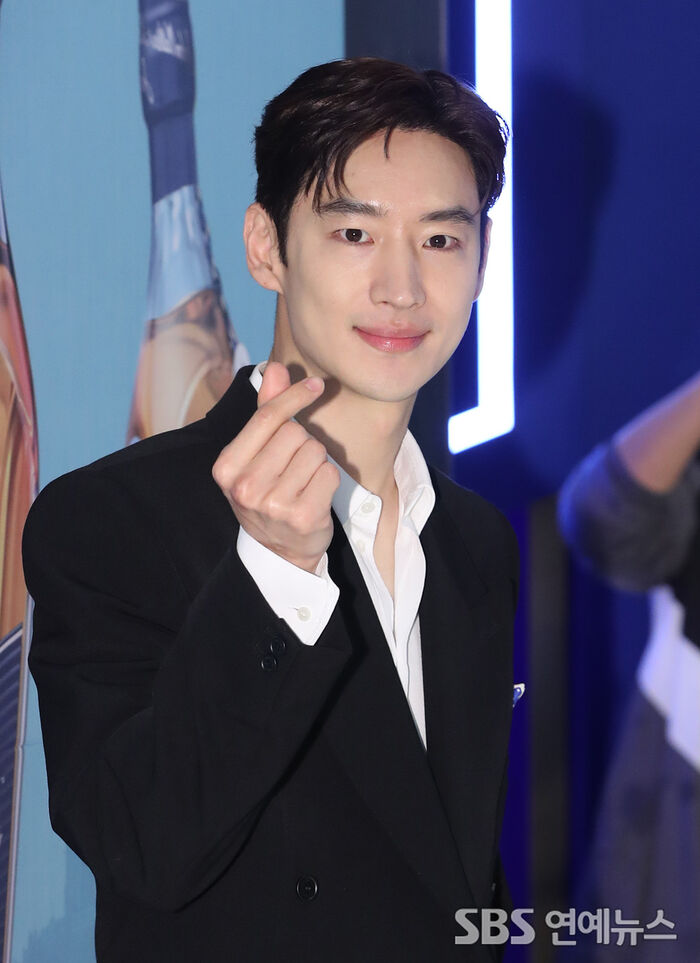 [Throwback] Lee Je-hoon Serves Smolder and Finger Hearts