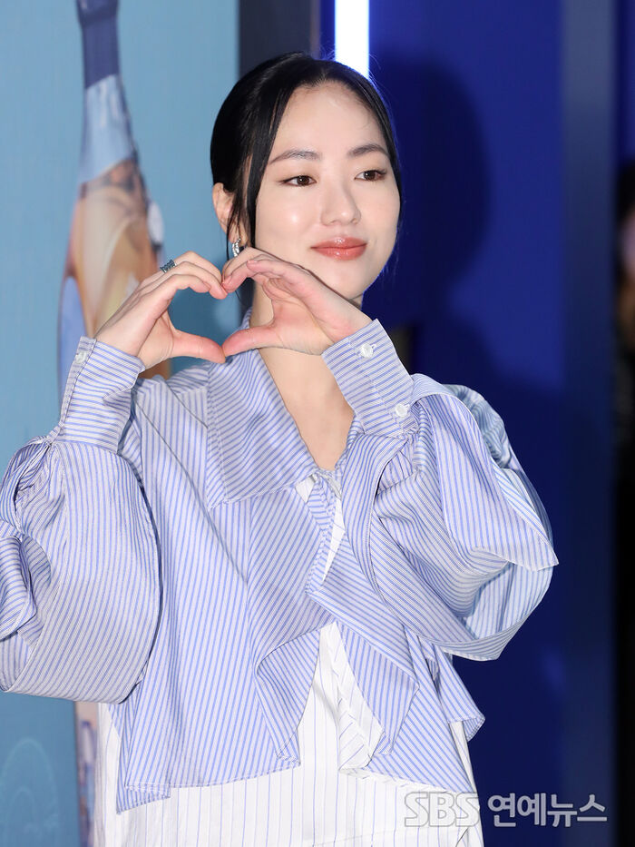 [Throwback] Jeon Yeo Been Serves a Soft Smile and Heart Pose