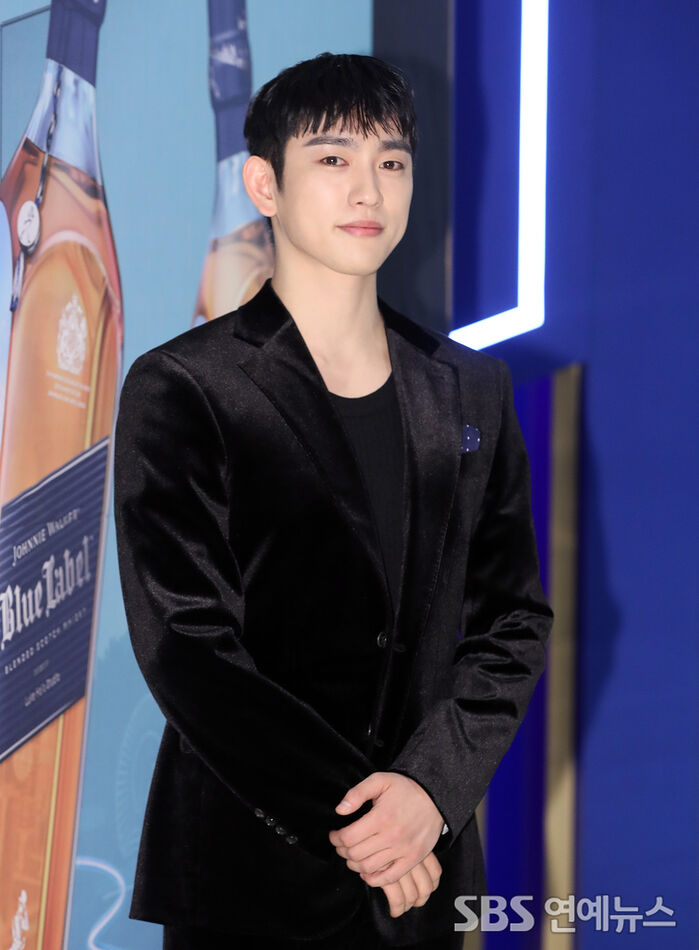 [Throwback] GOT7’s PARK JINYOUNG Looks Straight Out of a Fantasy Romance