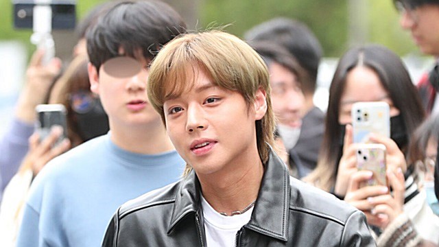 [E포토] 박지훈, '오늘 출근길도 저장'