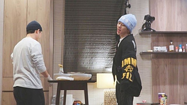 '수수행' 디오, '취사병' 출신다운 요리 실력&hellip;입 짧은 크러쉬도 "위로 받는 맛" 극찬