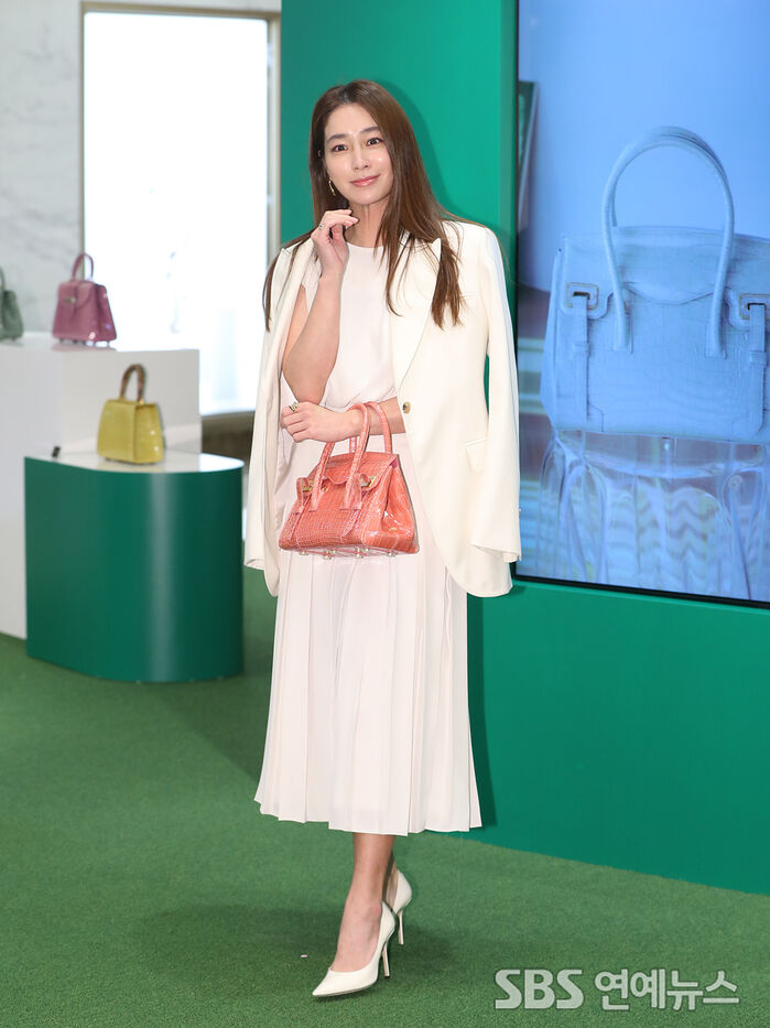 [Throwback] Rhee MinJung Serves Effortless Elegance at Italian Handbag Pop-Up in Seoul