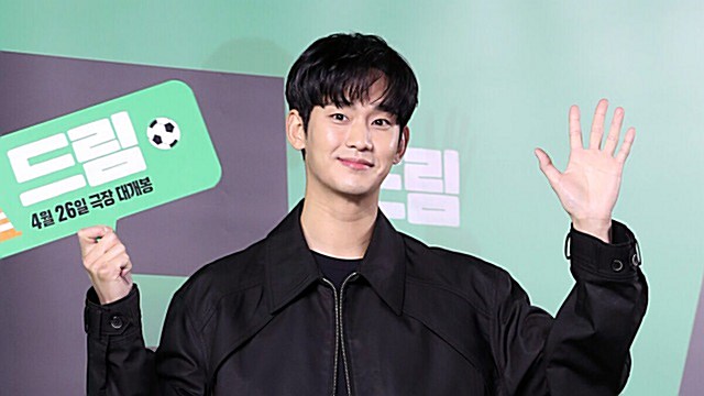 [E포토] 김수현, '아이유 응원 왔어요'