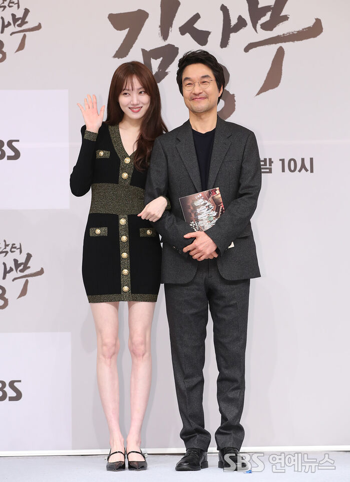 [Throwback] Lee Sung-kyoung and Han Suk-kyu Strike a Pose at 'Dr. Romantic 3' Press Event