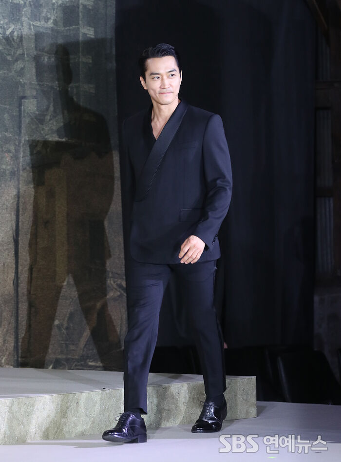 [Throwback] Song Seungheon Brings Timeless, Smoldering Charisma