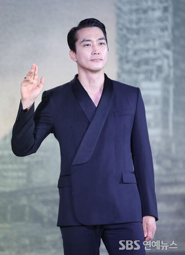 Song Seung-heon Mourns His Mother: "I'll Wait and Wait to Hold You Again"