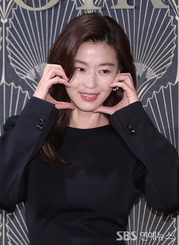 [Throwback] Jun Jihyun Serves a Classy Heart Pose at Poiret Beauty Photocall