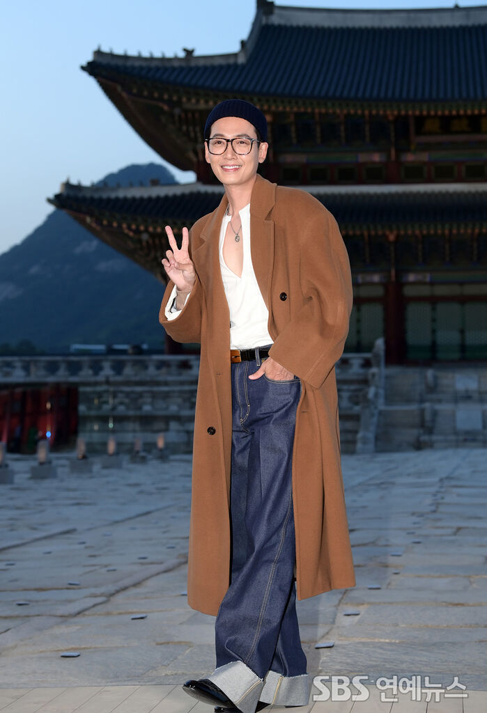 [Throwback] Jung Kyungho Serves Cute, Playful Poses at Gyeongbokgung Fashion Show