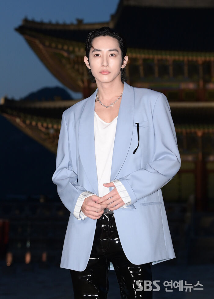 [Throwback] Lee Soo-hyuk Owns the Runway With a Killer Gaze