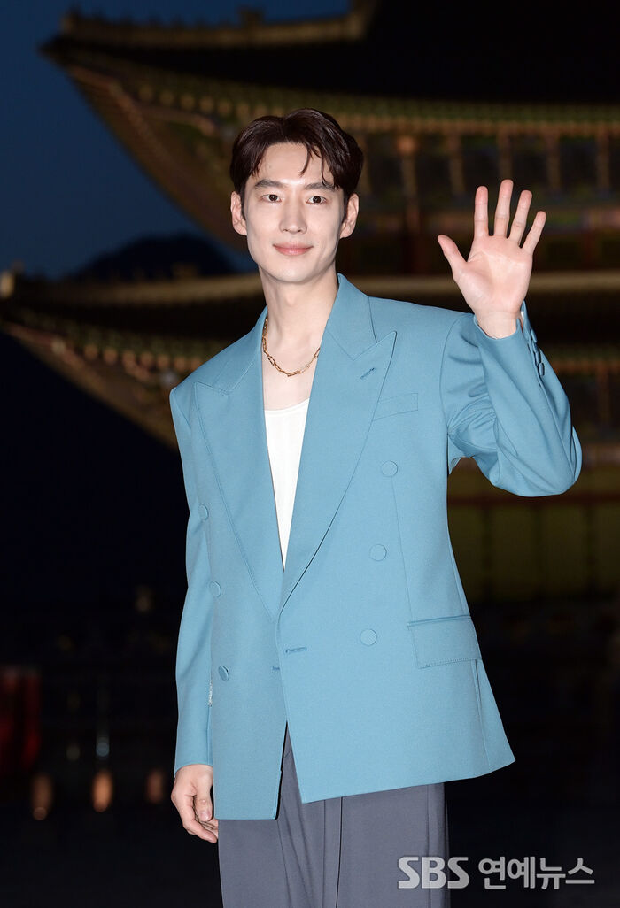 [Throwback] Lee Je-hoon Serves Classic Leading-Man Looks