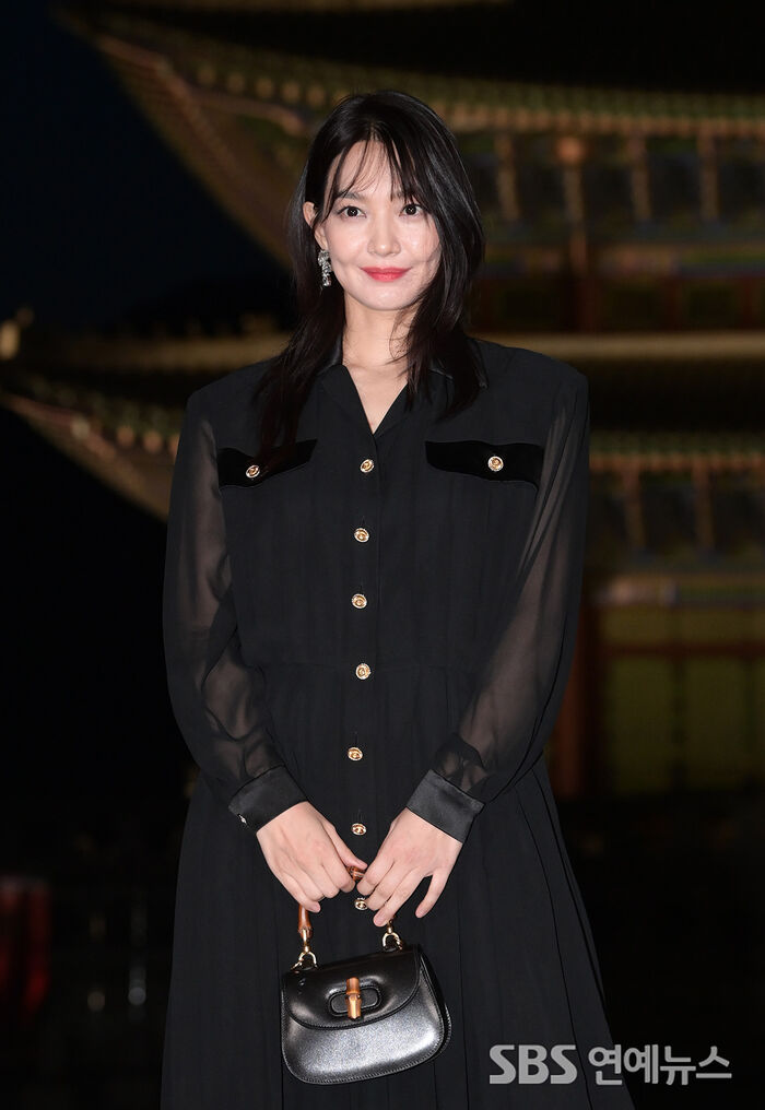 Shin Min-a poses for photos at Gyeongbokgung Palace fashion show