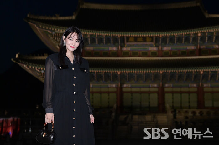 [Throwback] Shin Mina Stuns at Gyeongbokgung Palace