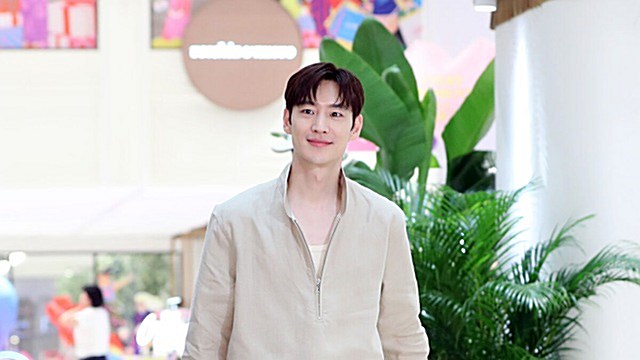 [E포토] 이제훈, '5283 운행 시작합니다'