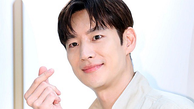 [E포토] 이제훈, '여심 사로잡는 하트'