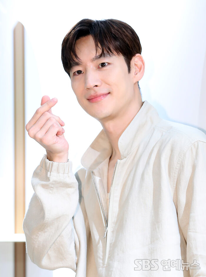 [Throwback] Lee Je-hoon Steals Hearts With Heart Hands
