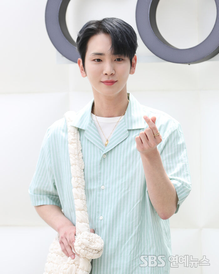 [Throwback] SHINee's KEY Steals Hearts With a Finger Heart Pose