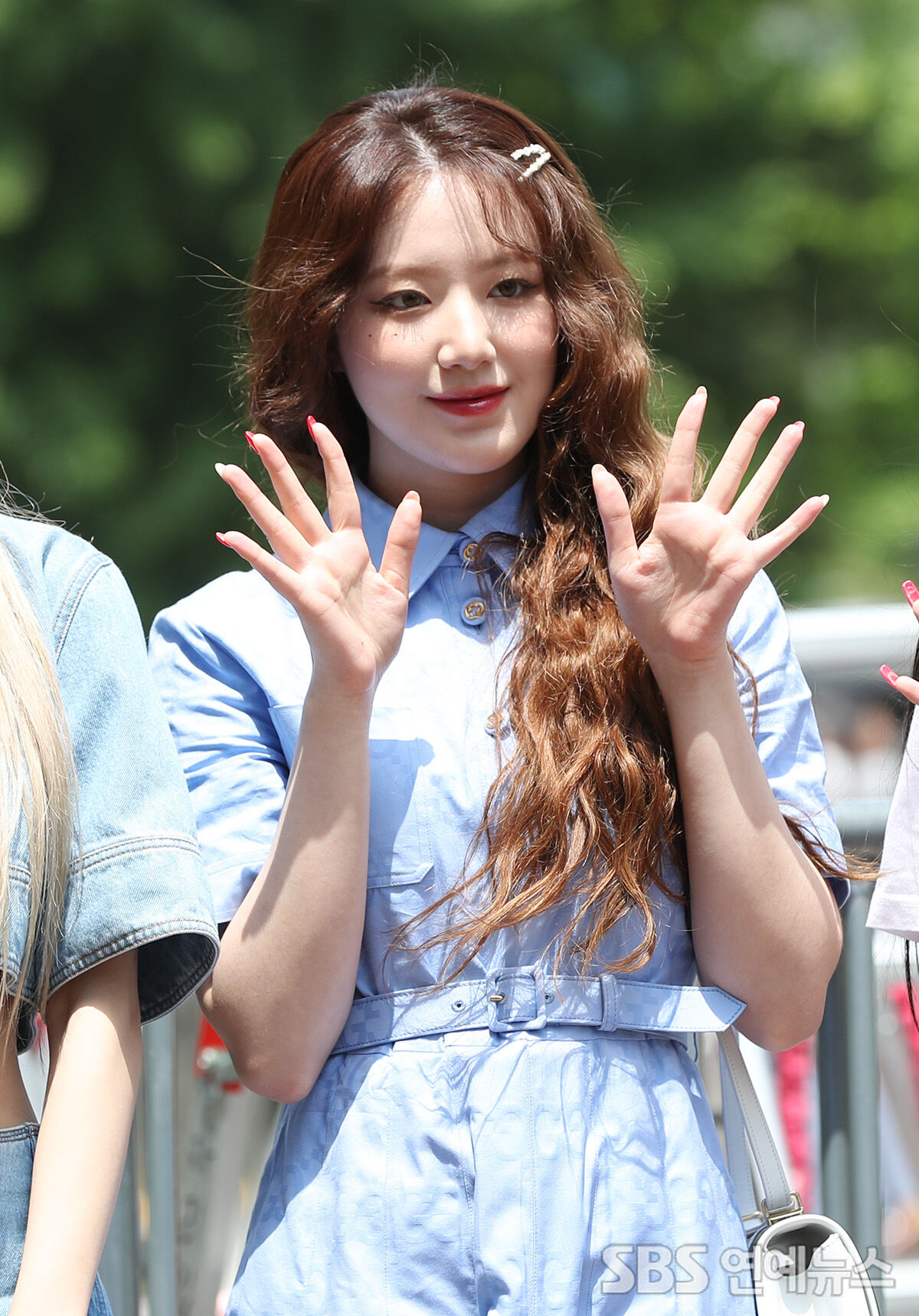 [E포토] (여자)아이들 슈화, '귀여운 매력 가득 하트에'