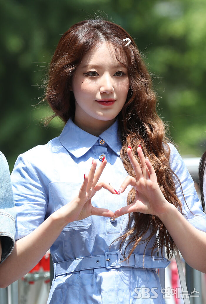 [Throwback] (G)I-DLE's Shuhua Steals Hearts With Cute Heart Poses
