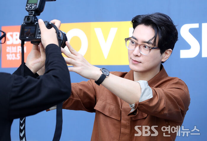[Throwback] Lee jun-hyuk Nails the Selfie With Effortless Charm