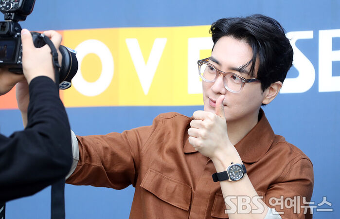 Lee Joon-hyuk Strikes a Pose Outside SBS