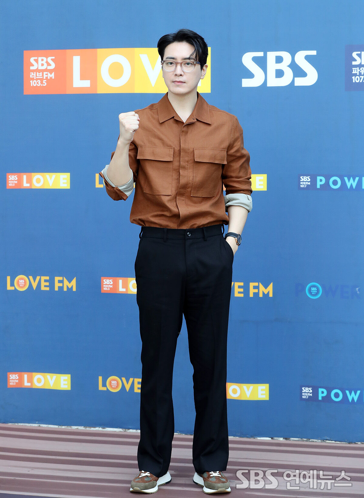 Lee Joon-hyuk Shows Off His Bright Smile