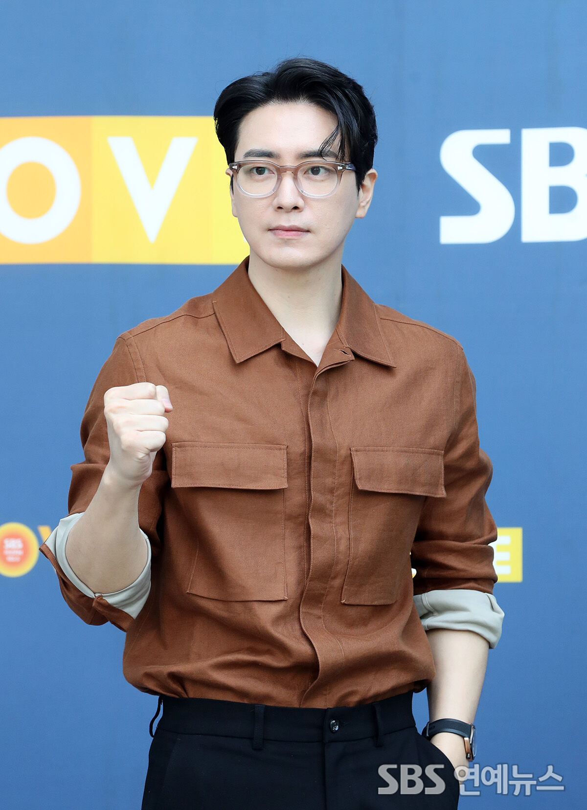 Lee Joon-hyuk Poses for Photos Outside SBS
