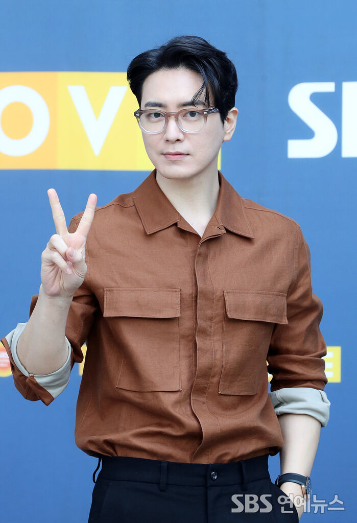 [Throwback] Lee jun-hyuk Strikes a Playful Two-Finger Pose at Park Ha-sun’s CineTown
