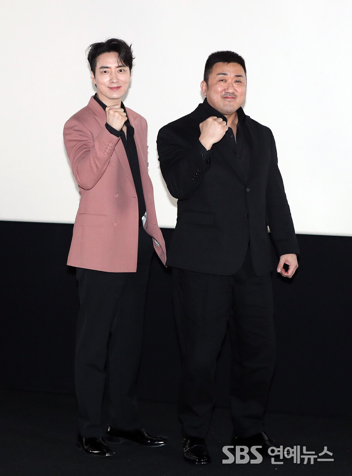 Lee Joon-hyuk and Ma Dong-seok Share a Playful Moment During the Photo Call